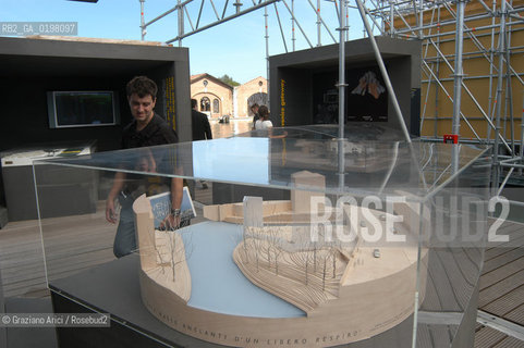 VENEZIA 9¡ BIENNALE ARCHITETTURA PADIGLIONE DI CITTA DACQUA © 2004 Graziano Arici/Rosebud2