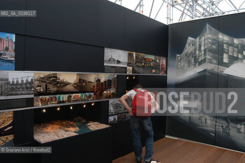VENEZIA 9¡ BIENNALE ARCHITETTURA PADIGLIONE DI CITTA DACQUA © 2004 Graziano Arici/Rosebud2