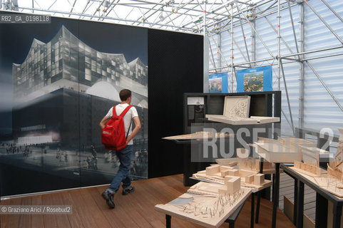 VENEZIA 9¡ BIENNALE ARCHITETTURA PADIGLIONE DI CITTA DACQUA © 2004 Graziano Arici/Rosebud2