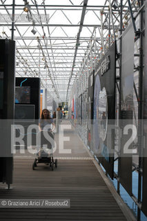 VENEZIA 9¡ BIENNALE ARCHITETTURA PADIGLIONE DI CITTA DACQUA © 2004 Graziano Arici/Rosebud2