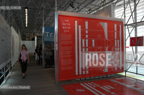 VENEZIA 9¡ BIENNALE ARCHITETTURA PADIGLIONE DI CITTA DACQUA © 2004 Graziano Arici/Rosebud2