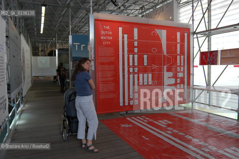 VENEZIA 9¡ BIENNALE ARCHITETTURA PADIGLIONE DI CITTA DACQUA © 2004 Graziano Arici/Rosebud2