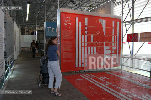 VENEZIA 9¡ BIENNALE ARCHITETTURA PADIGLIONE DI CITTA DACQUA © 2004 Graziano Arici/Rosebud2