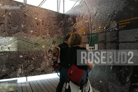 VENEZIA 9¡ BIENNALE ARCHITETTURA PADIGLIONE DI CITTA DACQUA © 2004 Graziano Arici/Rosebud2