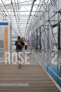 VENEZIA 9¡ BIENNALE ARCHITETTURA PADIGLIONE DI CITTA DACQUA © 2004 Graziano Arici/Rosebud2