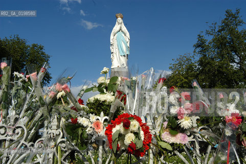 ( FRANCIA -FRANCE)  MIDI-PYRENEES LOURDES : THE STATUE OF THE VIRGIN MARY   © 2004 Graziano Arici/Rosebud2 / GEO PELLEGRINAGGIO  MADONNA
