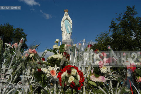 ( FRANCIA -FRANCE)  MIDI-PYRENEES LOURDES : THE STATUE OF THE VIRGIN MARY   © 2004 Graziano Arici/Rosebud2 / GEO PELLEGRINAGGIO  MADONNA