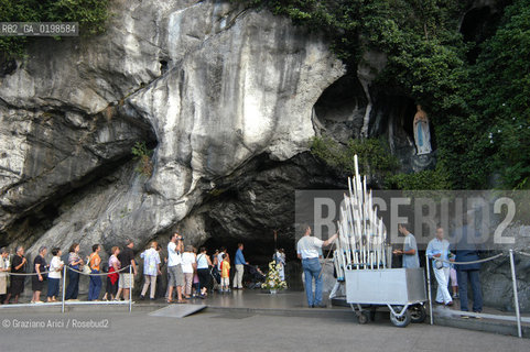 ( FRANCIA -FRANCE)  MIDI-PYRENEES LOURDES : THE HOLY CAVE   © 2004 Graziano Arici/Rosebud2 / GEO PELLEGRINAGGIO  MADONNA GROTTA