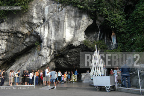 ( FRANCIA -FRANCE)  MIDI-PYRENEES LOURDES : THE HOLY CAVE   © 2004 Graziano Arici/Rosebud2 / GEO PELLEGRINAGGIO  MADONNA GROTTA