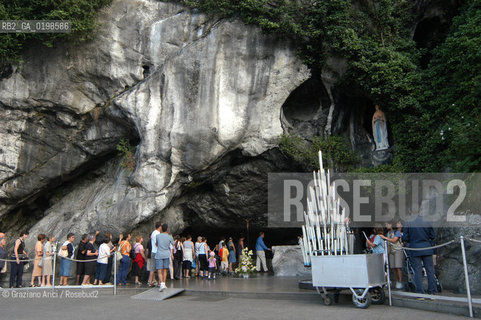 ( FRANCIA -FRANCE)  MIDI-PYRENEES LOURDES : THE HOLY CAVE   © 2004 Graziano Arici/Rosebud2 / GEO PELLEGRINAGGIO  MADONNA GROTTA