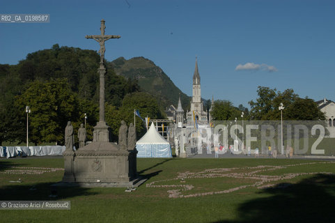 ( FRANCIA -FRANCE)  MIDI-PYRENEES LOURDES : THE GREAT ESPLANADE   © 2004 Graziano Arici/Rosebud2 / GEO PELLEGRINAGGIO  MADONNA