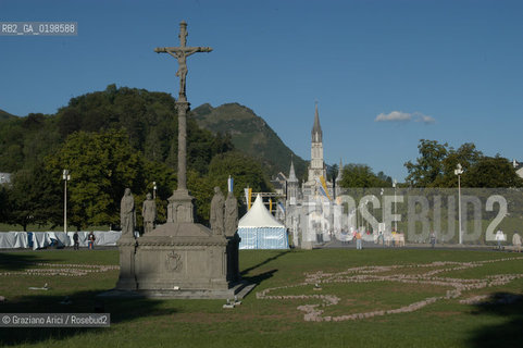 ( FRANCIA -FRANCE)  MIDI-PYRENEES LOURDES : THE GREAT ESPLANADE   © 2004 Graziano Arici/Rosebud2 / GEO PELLEGRINAGGIO  MADONNA