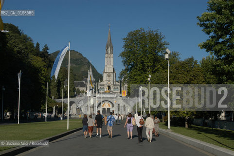 ( FRANCIA -FRANCE)  MIDI-PYRENEES LOURDES : THE GREAT ESPLANADE   © 2004 Graziano Arici/Rosebud2 / GEO PELLEGRINAGGIO  MADONNA