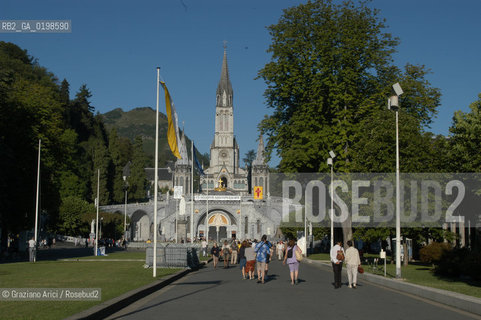 ( FRANCIA -FRANCE)  MIDI-PYRENEES LOURDES : THE GREAT ESPLANADE   © 2004 Graziano Arici/Rosebud2 / GEO PELLEGRINAGGIO  MADONNA