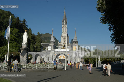 ( FRANCIA -FRANCE)  MIDI-PYRENEES LOURDES : THE GREAT ESPLANADE   © 2004 Graziano Arici/Rosebud2 / GEO PELLEGRINAGGIO  MADONNA