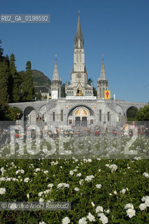 ( FRANCIA -FRANCE)  MIDI-PYRENEES LOURDES : THE GREAT CHURCH   © 2004 Graziano Arici/Rosebud2 / GEO PELLEGRINAGGIO  MADONNA