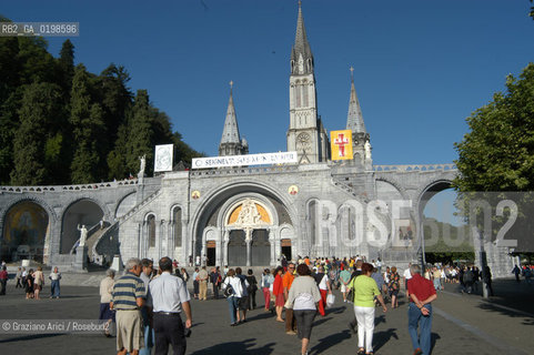 ( FRANCIA -FRANCE)  MIDI-PYRENEES LOURDES : THE GREAT CHURCH   © 2004 Graziano Arici/Rosebud2 / GEO PELLEGRINAGGIO  MADONNA
