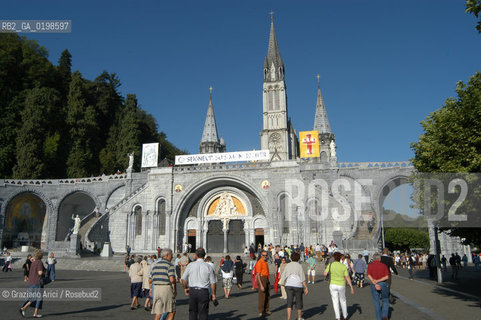( FRANCIA -FRANCE)  MIDI-PYRENEES LOURDES : THE GREAT CHURCH   © 2004 Graziano Arici/Rosebud2 / GEO PELLEGRINAGGIO  MADONNA