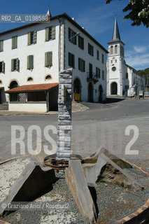 ( FRANCIA -FRANCE)  PAYS BASQUE  OSTABAT : THE MONUMENT TO THE SANTIAGO DE COMPOSTELA PILGRIMS WAY   © 2004 Graziano Arici/Rosebud2 / GEO PELLEGRINAGGIO CAMINO