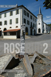 ( FRANCIA -FRANCE)  PAYS BASQUE  OSTABAT : THE MONUMENT TO THE SANTIAGO DE COMPOSTELA PILGRIMS WAY   © 2004 Graziano Arici/Rosebud2 / GEO PELLEGRINAGGIO CAMINO