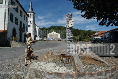 ( FRANCIA -FRANCE)  PAYS BASQUES OSTABAT : THE MONUMENT TO THE SANTIAGO DE COMPOSTELA PILGRIMS WAY   © 2004 Graziano Arici/Rosebud2 / GEO PELLEGRINAGGIO CAMINO