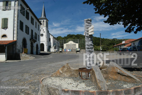 ( FRANCIA -FRANCE)  PAYS BASQUE OSTABAT : THE MONUMENT TO THE SANTIAGO DE COMPOSTELA PILGRIMS WAY   © 2004 Graziano Arici/Rosebud2 / GEO PELLEGRINAGGIO CAMINO