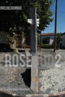 ( FRANCIA -FRANCE)  PAYS BASQUES OSTABAT : THE MONUMENT TO THE SANTIAGO DE COMPOSTELA PILGRIMS WAY   © 2004 Graziano Arici/Rosebud2 / GEO PELLEGRINAGGIO CAMINO
