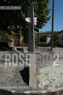 ( FRANCIA -FRANCE)  PAYS BASQUES OSTABAT : THE MONUMENT TO THE SANTIAGO DE COMPOSTELA PILGRIMS WAY   © 2004 Graziano Arici/Rosebud2 / GEO PELLEGRINAGGIO CAMINO