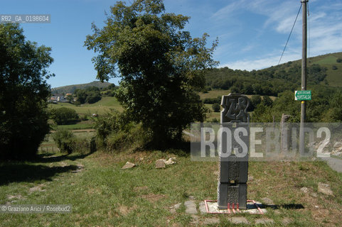 ( FRANCIA -FRANCE)  PAYS BASQUES OSTABAT : THE MONUMENT TO THE SANTIAGO DE COMPOSTELA PILGRIMS WAY   © 2004 Graziano Arici/Rosebud2 / GEO PELLEGRINAGGIO CAMINO