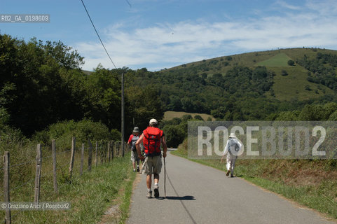( FRANCIA -FRANCE)  PAYS BASQUES OSTABAT : PILGRIMS ON THE WAY TO SANTIAGO DE COMPOSTELA   © 2004 Graziano Arici/Rosebud2 / GEO PELLEGRINAGGIO CAMINO