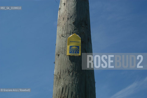 ( FRANCIA -FRANCE)  PAYS BASQUES OSTABAT : SIGN FOR THE WAY   TO THE SANTIAGO DE COMPOSTELA © 2004 Graziano Arici/Rosebud2 / GEO PELLEGRINAGGIO CAMINO