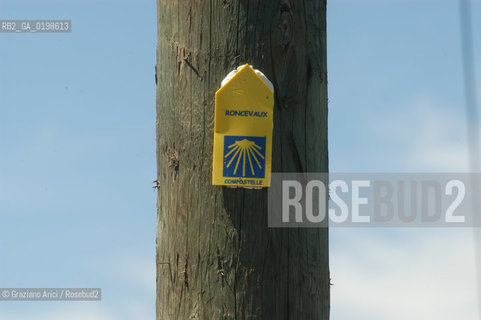 ( FRANCIA -FRANCE)  PAYS BASQUES OSTABAT : SIGN FOR THE WAY   TO THE SANTIAGO DE COMPOSTELA © 2004 Graziano Arici/Rosebud2 / GEO PELLEGRINAGGIO CAMINO
