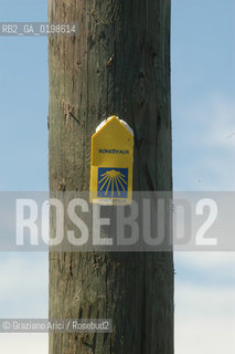 ( FRANCIA -FRANCE)  PAYS BASQUESPAYS BASQUESPAYS BASQUES OSTABAT : SIGN FOR THE WAY   TO THE SANTIAGO DE COMPOSTELA © 2004 Graziano Arici/Rosebud2 / GEO PELLEGRINAGGIO CAMINO