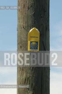 ( FRANCIA -FRANCE)  PAYS BASQUES OSTABAT : SIGN FOR THE WAY   TO THE SANTIAGO DE COMPOSTELA © 2004 Graziano Arici/Rosebud2 / GEO PELLEGRINAGGIO CAMINO