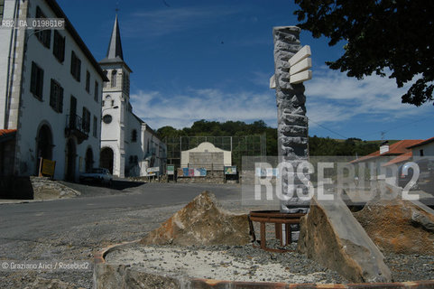 ( FRANCIA -FRANCE)  PAYS BASQUES OSTABAT : THE MONUMENT TO THE SANTIAGO DE COMPOSTELA PILGRIMS WAY   © 2004 Graziano Arici/Rosebud2 / GEO PELLEGRINAGGIO CAMINO