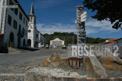 ( FRANCIA -FRANCE)  MPAYS BASQUE.S OSTABAT : THE MONUMENT TO THE SANTIAGO DE COMPOSTELA PILGRIMS WAY   © 2004 Graziano Arici/Rosebud2 / GEO PELLEGRINAGGIO CAMINO