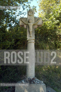 ( FRANCIA -FRANCE)  PAYS BASQUES OSTABAT : THE CROSS OF GALZETABURU ON THE SANTIAGO DE COMPOSTELA PILGRIMS WAY   © 2004 Graziano Arici/Rosebud2 / GEO PELLEGRINAGGIO CAMINO CROCE
