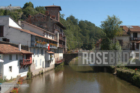 ( SPAGNA - SPAIN)    NAVARRA : PUENTE LA REINA: A  TOWN ON THE WAY TO SANTIAGO DE COMPOSTELA   © 2004 Graziano Arici/Rosebud2 / GEO PELLEGRINAGGIO CAMINO .