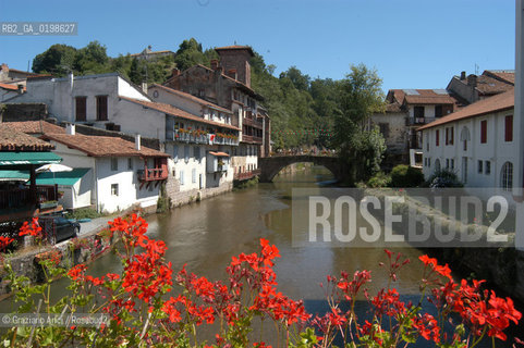 ( FRANCIA -FRANCE)  PAYS BASQUES ST-JEAN-DE-PIET-DE-PORT: A LITTLE TOWN ON THE WAY TO SANTIAGO DE COMPOSTELA   © 2004 Graziano Arici/Rosebud2 / GEO PELLEGRINAGGIO CAMINO PONTE ROMANICO
