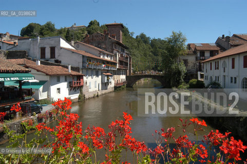 ( FRANCIA -FRANCE)  PAYS BASQUES ST-JEAN-DE-PIET-DE-PORT: A LITTLE TOWN ON THE WAY TO SANTIAGO DE COMPOSTELA   © 2004 Graziano Arici/Rosebud2 / GEO PELLEGRINAGGIO CAMINO PONTE ROMANICO