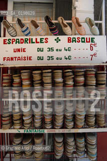 ( FRANCIA -FRANCE)  PAYS-BASQUES ST-JEAN-DE-PIET-DE-PORT: A LITTLE TOWN ON THE WAY TO SANTIAGO DE COMPOSTELA  : ESPADRILLES BASQUE © 2004 Graziano Arici/Rosebud2 / GEO PELLEGRINAGGIO CAMINO PONTE ROMANICO