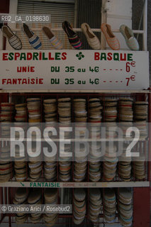 ( FRANCIA -FRANCE)  PAYS-BASQUES  ST-JEAN-DE-PIET-DE-PORT: A LITTLE TOWN ON THE WAY TO SANTIAGO DE COMPOSTELA  : ESPADRILLES BASQUE © 2004 Graziano Arici/Rosebud2 / GEO PELLEGRINAGGIO CAMINO PONTE ROMANICO