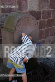 ( FRANCIA -FRANCE)  MIDI-PYRENEES ST-JEAN-DE-PIET-DE-PORT: A LITTLE TOWN ON THE WAY TO SANTIAGO DE COMPOSTELA   © 2004 Graziano Arici/Rosebud2 / GEO PELLEGRINAGGIO CAMINO PONTE ROMANICO CONCHIGLIA