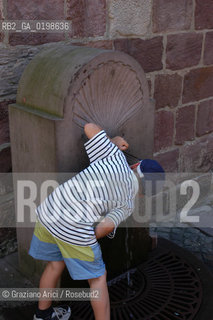 ( FRANCIA -FRANCE)  MIDI-PYRENEES ST-JEAN-DE-PIET-DE-PORT: A LITTLE TOWN ON THE WAY TO SANTIAGO DE COMPOSTELA   © 2004 Graziano Arici/Rosebud2 / GEO PELLEGRINAGGIO CAMINO PONTE ROMANICO CONCHIGLIA