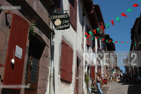 ( FRANCIA -FRANCE)  PAYS-BASQUES ST-JEAN-DE-PIET-DE-PORT: A LITTLE TOWN ON THE WAY TO SANTIAGO DE COMPOSTELA   © 2004 Graziano Arici/Rosebud2 / GEO PELLEGRINAGGIO CAMINO PONTE ROMANICO