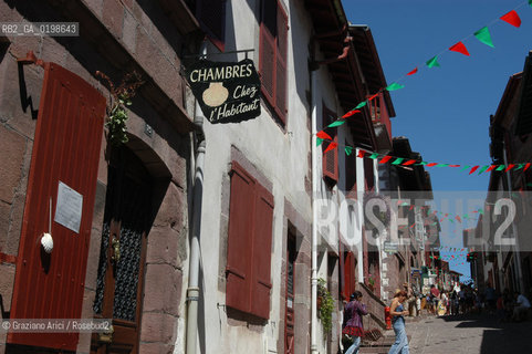 ( FRANCIA -FRANCE)  MIDI-PYRENEES ST-JEAN-DE-PIET-DE-PORT: A LITTLE TOWN ON THE WAY TO SANTIAGO DE COMPOSTELA   © 2004 Graziano Arici/Rosebud2 / GEO PELLEGRINAGGIO CAMINO PONTE ROMANICO CONCHIGLIA