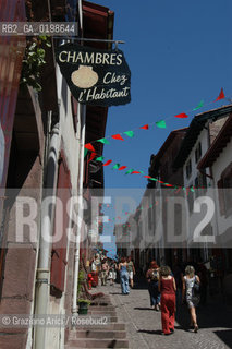 ( FRANCIA -FRANCE)  MIDI-PYRENEES ST-JEAN-DE-PIET-DE-PORT: A LITTLE TOWN ON THE WAY TO SANTIAGO DE COMPOSTELA   © 2004 Graziano Arici/Rosebud2 / GEO PELLEGRINAGGIO CAMINO PONTE ROMANICO CONCHIGLIA