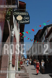( FRANCIA -FRANCE)  MIDI-PYRENEES ST-JEAN-DE-PIET-DE-PORT: A LITTLE TOWN ON THE WAY TO SANTIAGO DE COMPOSTELA   © 2004 Graziano Arici/Rosebud2 / GEO PELLEGRINAGGIO CAMINO PONTE ROMANICO CONCHIGLIA