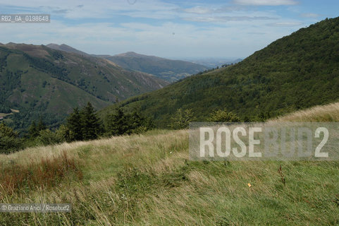 ( SPAGNA - SPAIN)  PAESI BASCHI - BASQUE LAND - VIZCAYA  NAVARRA RONCISVALLE - ORREAGA : THE PASS ON THE WAY TO SANTIAGO DE COMPOSTELA  WHERE ROLANDO DIED IN BATTLE .© 2004 Graziano Arici/Rosebud2 / GEO PELLEGRINAGGIO CAMINO IMBOSCATA CANZONE MONUMENTO