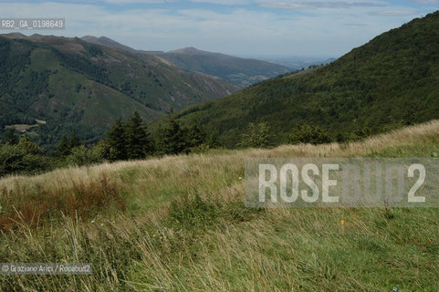 ( SPAGNA - SPAIN)  PAESI BASCHI - BASQUE LAND - VIZCAYA  NAVARRA RONCISVALLE - ORREAGA : THE PASS ON THE WAY TO SANTIAGO DE COMPOSTELA  WHERE ROLANDO DIED IN BATTLE .© 2004 Graziano Arici/Rosebud2 / GEO PELLEGRINAGGIO CAMINO IMBOSCATA CANZONE MONUMENTO